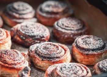 Einfaches Vier-Zutaten-Rezept für süße Zimtschnecken aus Blätterteig