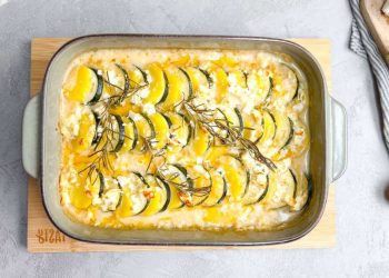 Als Beilage oder vegetarisches Hauptgericht ist ein Kartoffel-Zucchini-Auflauf ein Gedicht