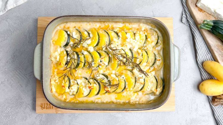 Als Beilage oder vegetarisches Hauptgericht ist ein Kartoffel-Zucchini-Auflauf ein Gedicht