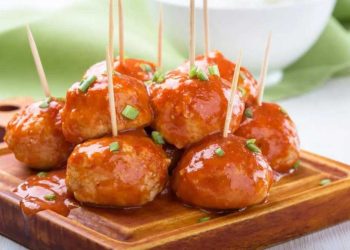 Aus der Pelle in die Sauce auf den Spieß: Currywurst-Bällchen