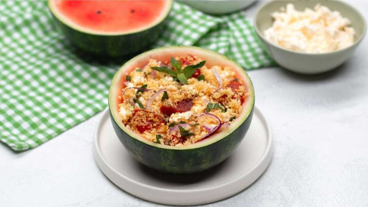 Couscous-Salat mit Wassermelone vom Grill wird zu einem besonderen Thrill