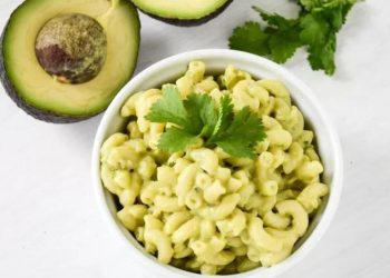 Cremige Avocado-Makkaroni mit Käse
