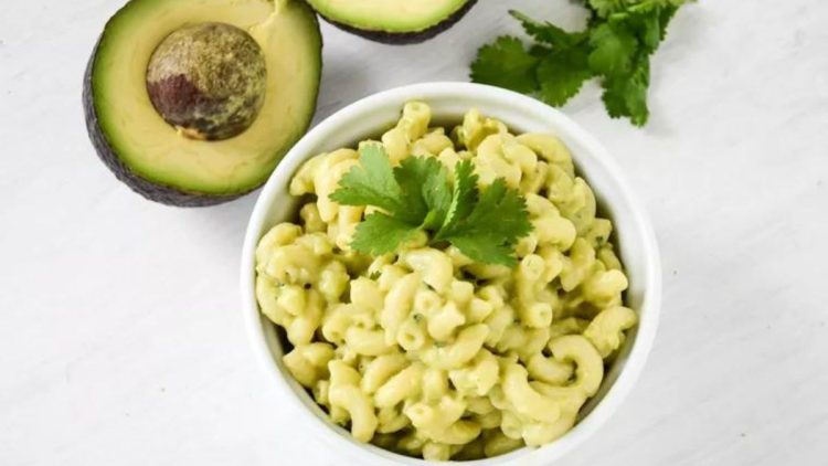 Cremige Avocado-Makkaroni mit Käse