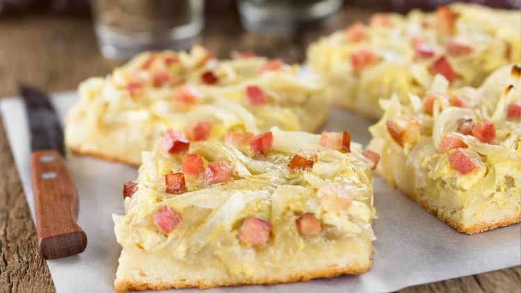Das beste Rezept für Zwiebelkuchen! Das Spar-Gericht ist fix im Ofen