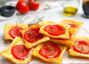 Der „Upside-Down"-Blätterteig mit Tomaten und Mozzarella ist ein kulinarischer Salto