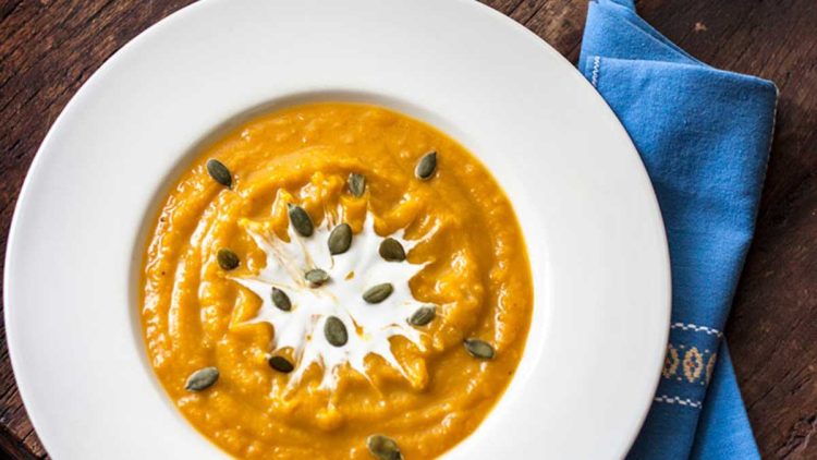 Diese schnelle vegane Kürbissuppe ist im Nu gezaubert