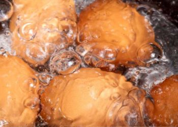 Eier kochen, ohne dass sie platzen – einfaches Hausmittel löst Problem