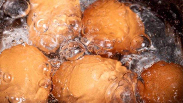 Eier kochen, ohne dass sie platzen – einfaches Hausmittel löst Problem