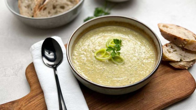 Eine vegetarische Lauchsuppe mit Schlagsahne ist perfekt für den schnellen Hunger