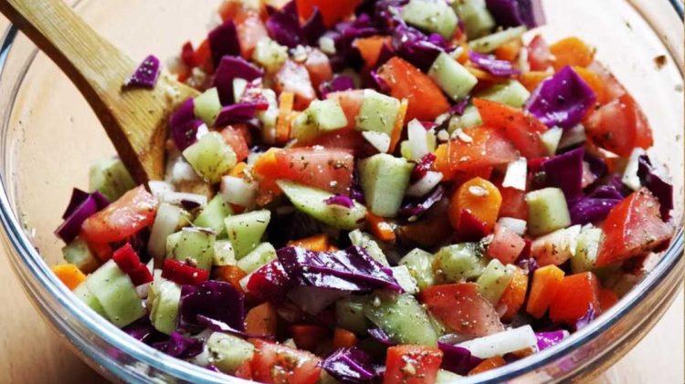 Einfacher Löffelsalat: Buntes Rezept zum Mitnehmen