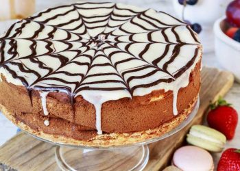 Einfaches Halloween-Grusel-Rezept: Backen Sie den 15-Minuten-Spinnennetz-Kuchen