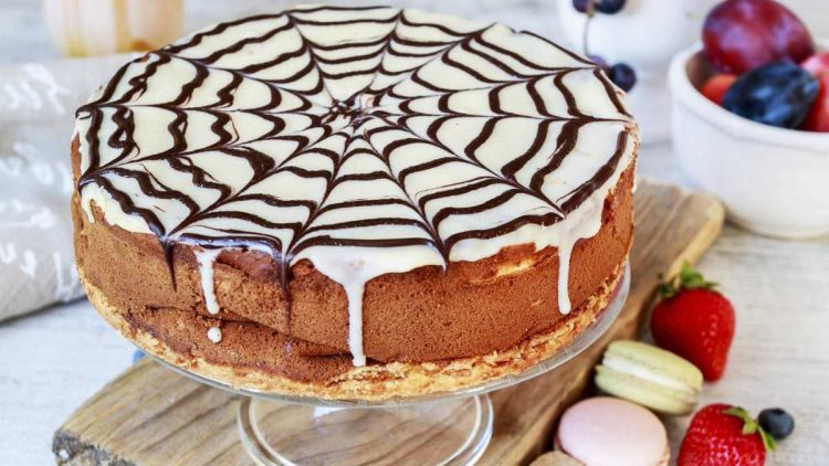 Einfaches Halloween-Grusel-Rezept: Backen Sie den 15-Minuten-Spinnennetz-Kuchen