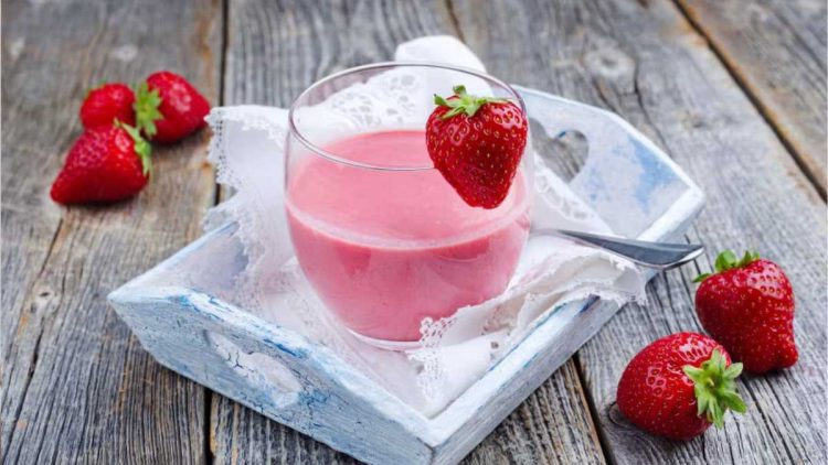 Erdbeer-Pudding: Rezept für das rosa Dessert