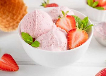 Erfrischender Sommergenuss: Einfaches ErdbeerJoghurt-Eis selbstgemacht!