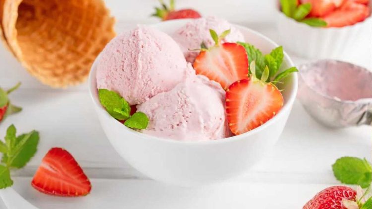Erfrischender Sommergenuss: Einfaches ErdbeerJoghurt-Eis selbstgemacht!