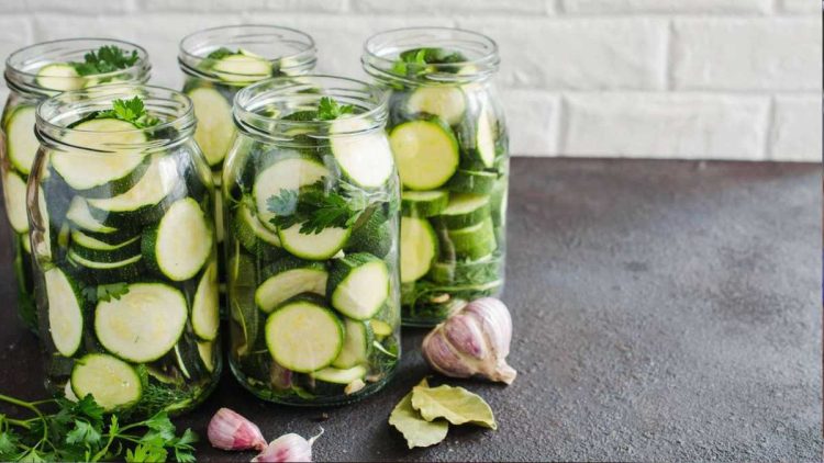 Essiggurken-Saft übrig? Legen Sie darin Zucchini ein