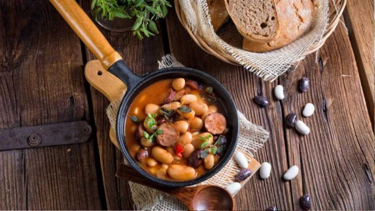 Fasolka po bretonsku: Polnische Bohnen-Würstchenpfanne