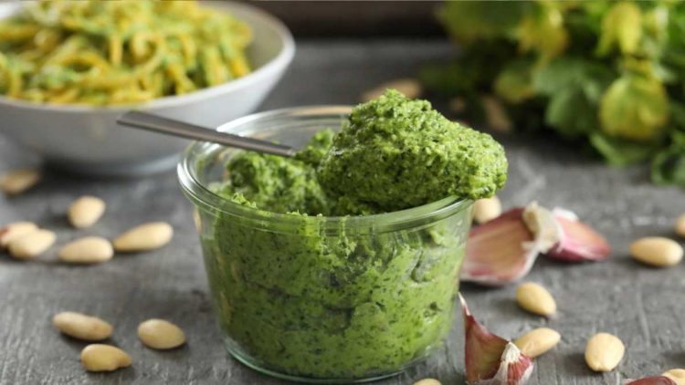 Feines und Preiswertes für Pasta: Mandel-Petersilien-Pesto