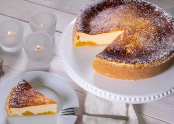 Fluffig, fruchtig und saftig: Käsekuchen mit Pfirsich und Quark