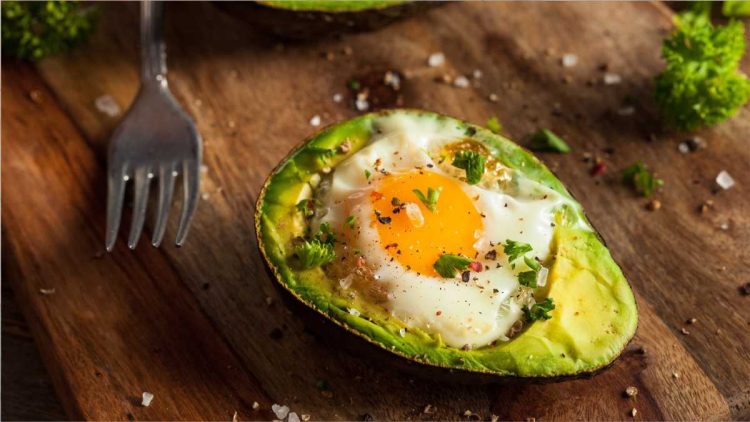 Gebackenes Avocado-Ei: Das etwas andere Frühstück