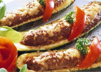 Gefüllte Zucchini-Schiffchen schnell und einfach aus dem Ofen