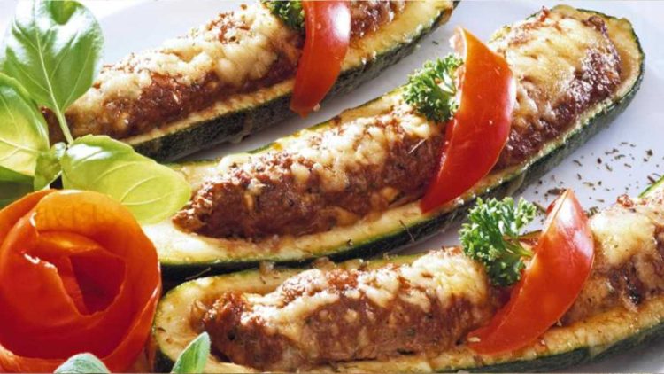 Gefüllte Zucchini-Schiffchen schnell und einfach aus dem Ofen