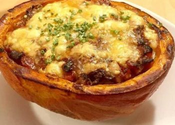 Gefüllter Hokkaido mit Hackfleisch