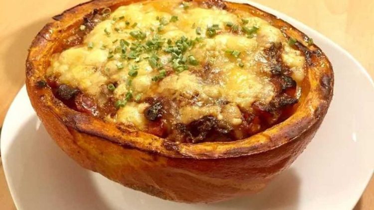 Gefüllter Hokkaido mit Hackfleisch