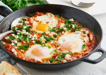 Gemüse-Shakshuka mit Hüttenkäse – geniale Kombination