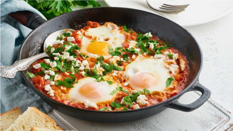 Gemüse-Shakshuka mit Hüttenkäse – geniale Kombination