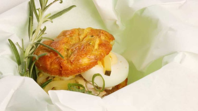 Gourmet-Picknick: Rezept für Zucchini-Cheddar-Brote mit Grillhähnchen-Nektarinen-Dip