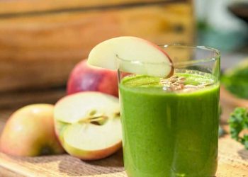 Grüner Smoothie mit Apfelessig