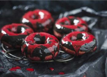Halloween-Genuss: Rote-Bete-Donuts mit Schokoladenglasur