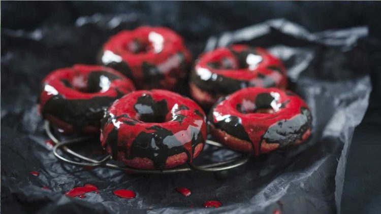 Halloween-Genuss: Rote-Bete-Donuts mit Schokoladenglasur