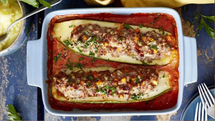 Herrlich herzhaft gefüllte Schmorgurken mit Mett und Käse überbacken