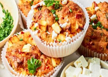 Herzhafte Muffins mit Schafskäse und Kräutern