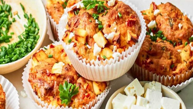 Herzhafte Muffins mit Schafskäse und Kräutern