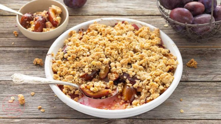 Himmlischer Zwetschgen-Crumble mit Haferflocken