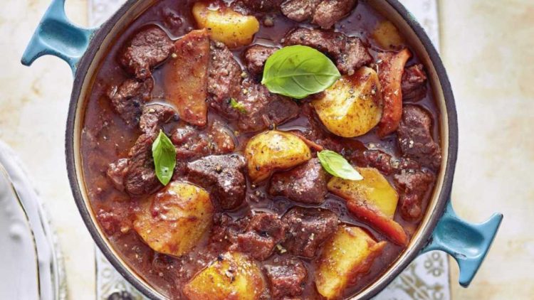 Italienisches Rezept: Scharfer Eintopf mit Fleisch und Kartoffeln