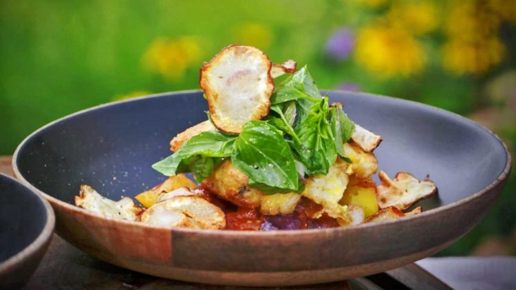 Kabeljau milanese auf geschmorten Tomaten mit Topinambur