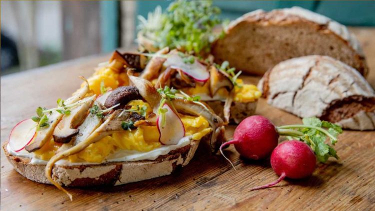 Käse-Rührei mit Pilzen
