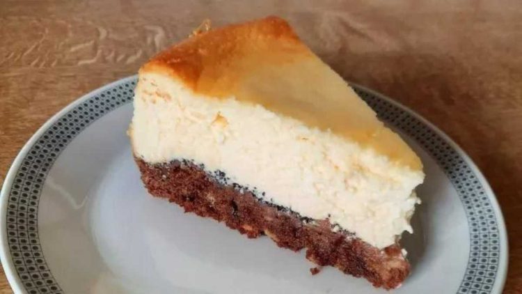 Käse-Schmand-Kuchen mit Mohn-Keks-Boden