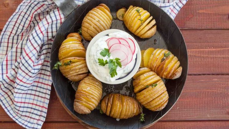 Kartoffelfächer-Rezept: Nur drei Zutaten für die Hasselback-Kartoffeln