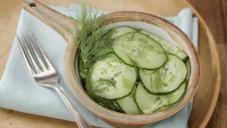 Knackiger Gurkensalat nach Omas Rezept – mit einem cleveren Salz-Tipp