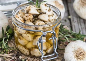Knoblauch einlegen und haltbar machen: Einfaches Rezept mit Essig & Öl