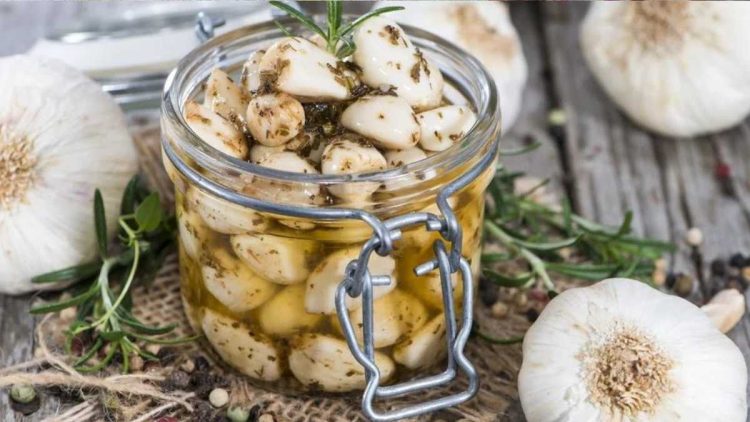 Knoblauch einlegen und haltbar machen: Einfaches Rezept mit Essig & Öl