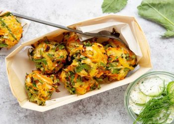 Kohlrabi-Bratlinge mit Gurkensalat