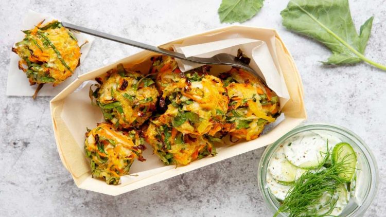 Kohlrabi-Bratlinge mit Gurkensalat