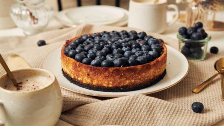Kuchen für heiße Tage: Backen Sie cremig-frischen Blaubeer-Joghurt-Kuchen