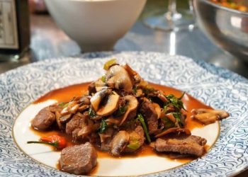 Lammlachse aus dem Wok mit Pilzen